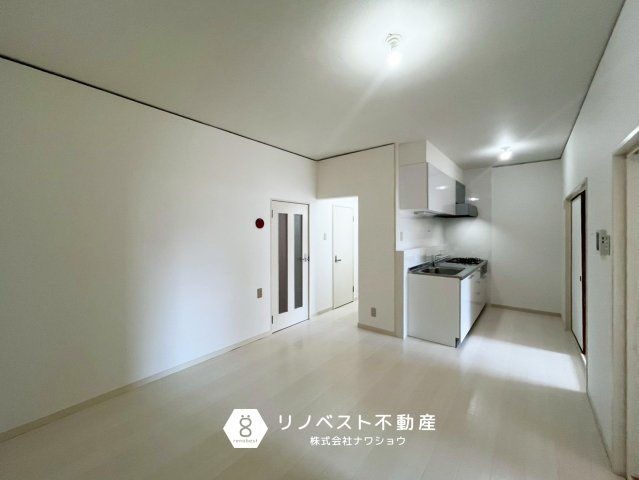 PSライフの居間・リビング|約12帖のLDK。
部屋の中心にあり、各居室への動線がスムーズです♪