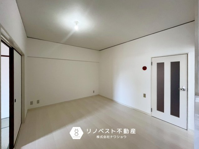 PSライフの居間・リビング|白を基調としており、どんなインテリアも映えそうなクロスですね♪