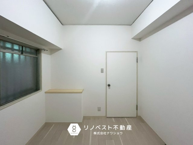 PSライフの洋室|約4.5帖の洋室。
正方形で家具の配置がしやすいです◎書斎などにおすすめ！