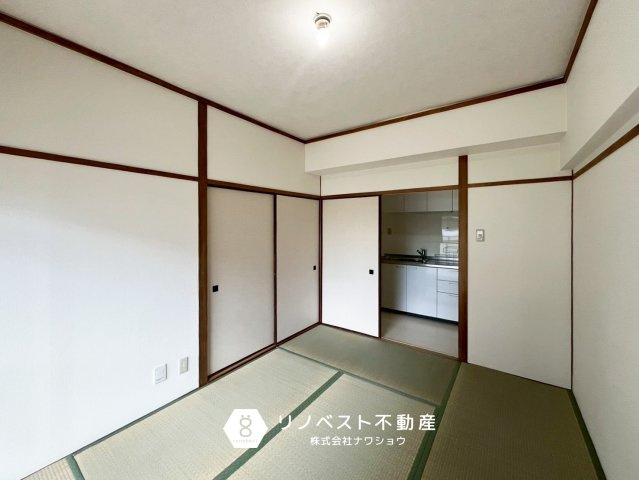PSライフの和室|約6帖の和室。
大容量の押入れがあり、南向きバルコニーからの採光で陽当たりもバッチリ◎