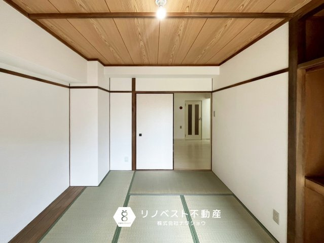PSライフの和室|約6帖の和室。
大容量の押入れがあり、バルコニーへの出入りが可能です◎