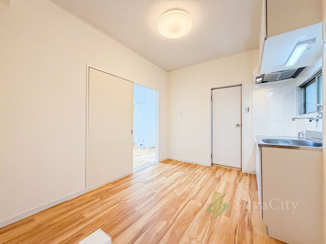 向島マンションのキッチン|ダイニングキッチン　※現地に家具の配置はございません