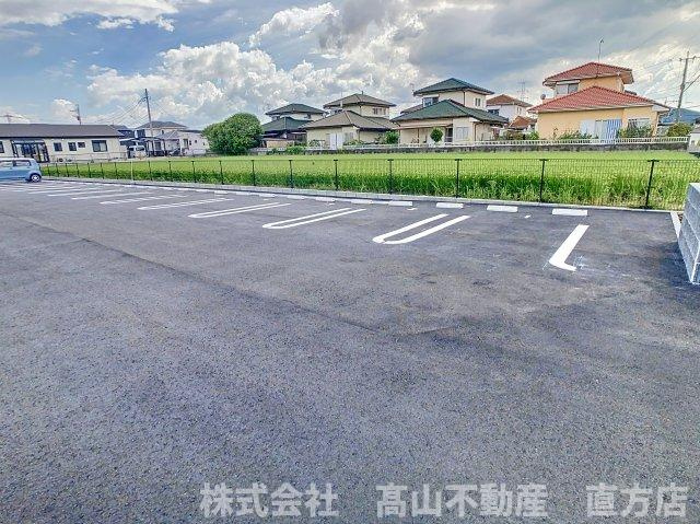 直方市大字感田のアパートの駐車場