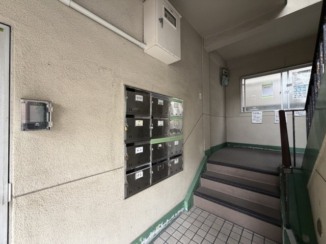 マンションエイタツのエントランス