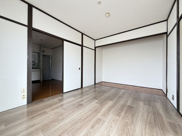 マンションエイタツの洋室