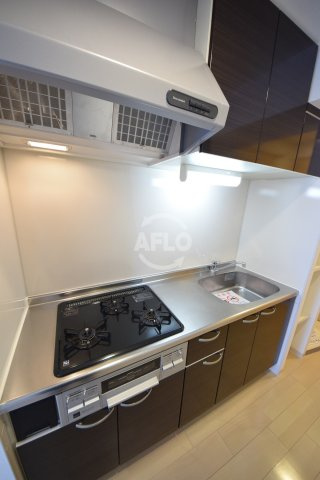 アーバンフラッツ心斎橋のキッチン|La Douceur心斎橋（ラドゥセール心斎橋）　3口グリル付きキッチン