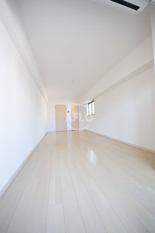 アーバンフラッツ心斎橋の居間・リビング|La Douceur心斎橋（ラドゥセール心斎橋）　広い室内