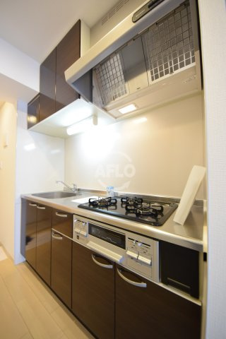 アーバンフラッツ心斎橋のキッチン|La Douceur心斎橋（ラドゥセール心斎橋）　3口グリル付きキッチン