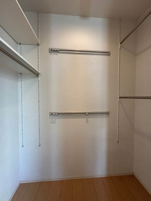 【収納】 | Maison新桜ヶ丘/メゾン新桜ヶ丘 | ※参考写真※二面採光の洋室6帖のお部屋にあるワンステップクローゼットです♪たっぷり収納できてお洋服や荷物が多くてもお部屋すっきり☆