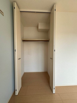 【収納】 | Maison新桜ヶ丘/メゾン新桜ヶ丘 | ※参考写真※南西向き洋室6帖のお部屋にあるクローゼットです♪大切なお洋服もしわにならないようにハンガーがけができます☆