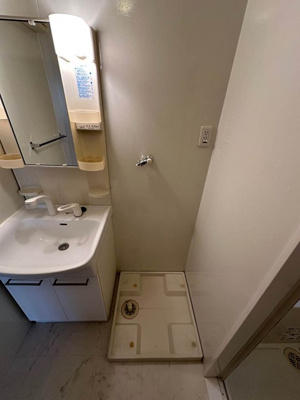 【設備】 | Maison新桜ヶ丘/メゾン新桜ヶ丘 | ※参考写真※洗面所内、洗髪洗面化粧台横にある室内洗濯機置き場です♪室内に置けるので洗濯機が傷みにくい☆