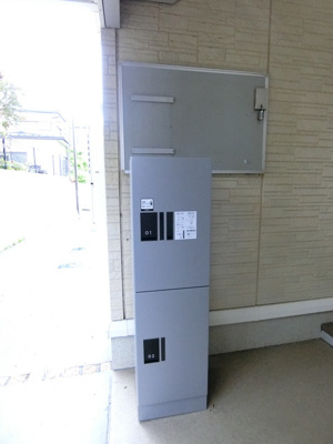 【その他共用部分】 | Maison新桜ヶ丘/メゾン新桜ヶ丘 | 共用エントランスには宅配BOXがあるので荷物の受け取りもスムーズに♪再配達を依頼する手間が省けます☆