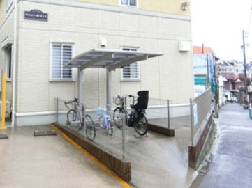 【その他共用部分】 | Maison新桜ヶ丘/メゾン新桜ヶ丘 | 屋根付きの駐輪場があるので雨が降っても安心です☆自転車はちょっとした移動手段に便利ですよね！