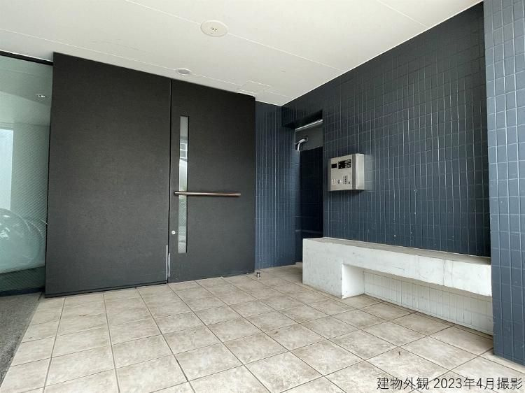 コスモリード駒沢大学のエントランス