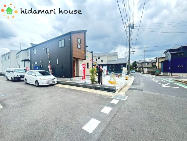 上尾市瓦葺　新築戸建　ブルーミング01の前面道路含む現地写真