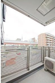 【バルコニー】 | INSULA | 外からの目が気にならないバルコニーで洗濯物が干せます