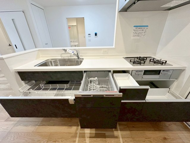 長岡京市神足四ノ坪Ⅱのキッチン|収納力も兼ね備えており、調理器具や調味料などスッキリお片付けできちゃいます！（R8.4撮影）