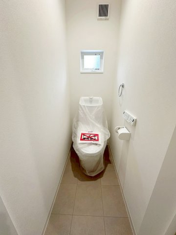 長岡京市神足四ノ坪Ⅱのトイレ|1階と2階の2ヶ所に配置しており、来客時や朝の身支度時にも同時に使えて嬉しい♪（R8.4撮影）