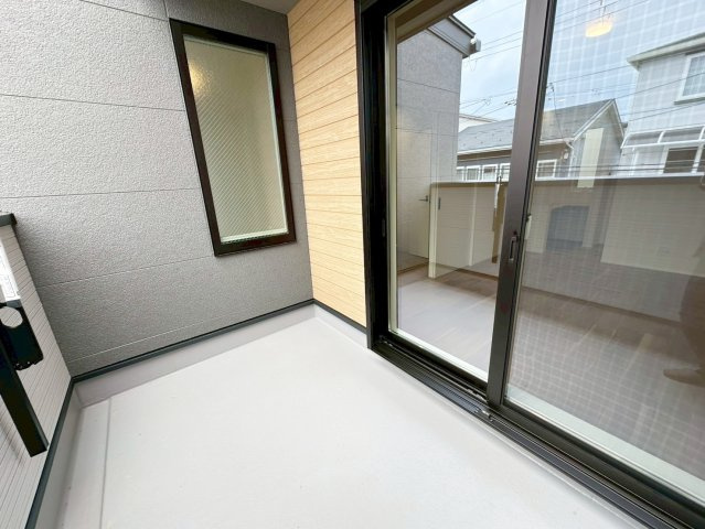 長岡京市神足四ノ坪Ⅱのバルコニー|ぽかぽか南向きに配置したバルコニー！晴れた日は日当たりが良く、お洗濯物に嬉しいですね！（R8.4撮影）