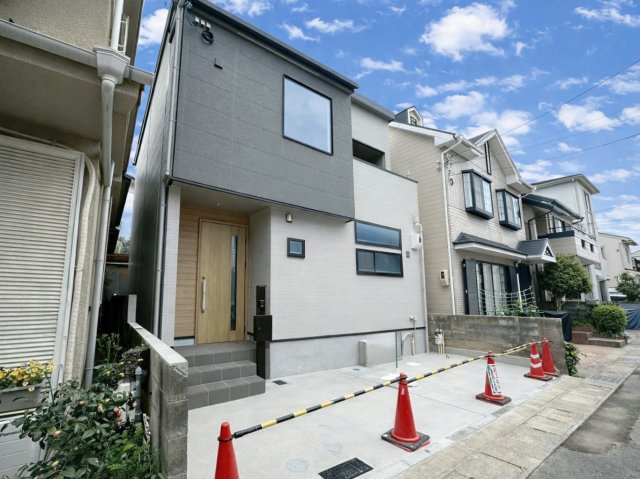 長岡京市神足四ノ坪Ⅱの外観|『ZEH水準省エネ住宅』
高い断熱性能で、光熱費をおさえながら一年中快適な暮らしを実現。
夏は涼しく冬はあたたかく、エネルギー効率に配慮されたお住まいに。（R8.4撮影）