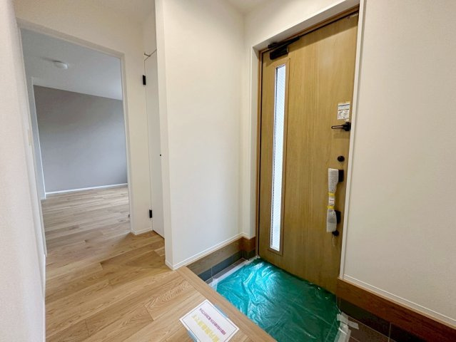 長岡京市神足四ノ坪Ⅱの玄関|スッキリした玄関でさわやかにご家族の送り迎え。（R8.4撮影）