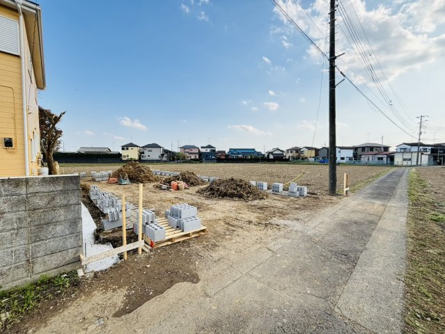 敷地面積52坪　売地　川越市小中居の前面道路含む現地写真|北側３．０５ｍ公道、約９ｍ接道！開放的で穏やかな住環境です♪
現地（2026年4月）撮影