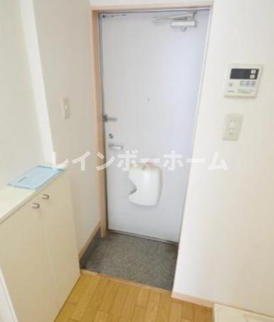 フラワーハイツの玄関