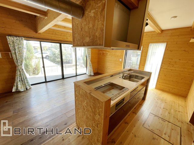 大槻町小山田　BESS施工の中古戸建て のキッチン|独特のテクスチャーがエッジの効いたカジュアルさを演出しています！