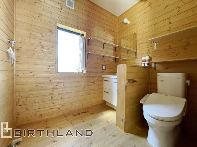 大槻町小山田　BESS施工の中古戸建て の洗面所|トイレと洗面化粧台はアメリカンセパレートタイプを採用。