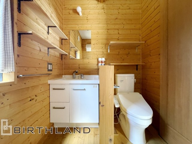 大槻町小山田　BESS施工の中古戸建て の独立洗面台|壁や床まで全面に木が使われており、まるでコテージやリゾートのロッジを訪れたかのような非日常感を味わえます。