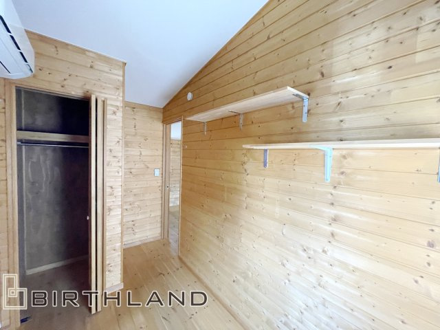 大槻町小山田　BESS施工の中古戸建て の洋室|4帖の洋室（納戸）はご家族皆さんの収納スペースとして便利です！