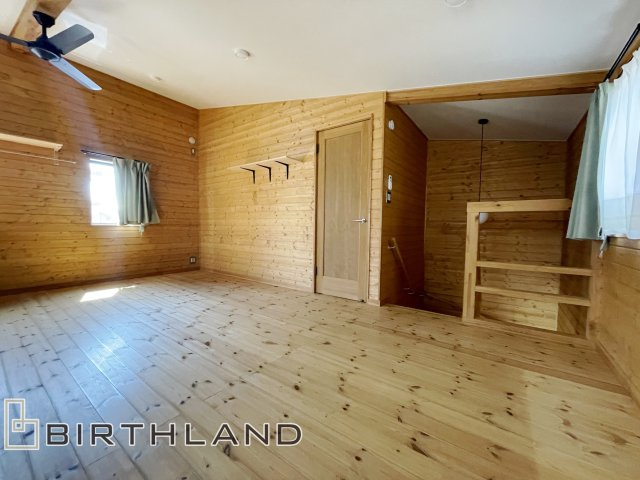大槻町小山田　BESS施工の中古戸建て の洋室|木に囲まれた落ち着きがありながらも、白い天井が部屋全体を明るくすっきりとした印象に仕上げてくれます！