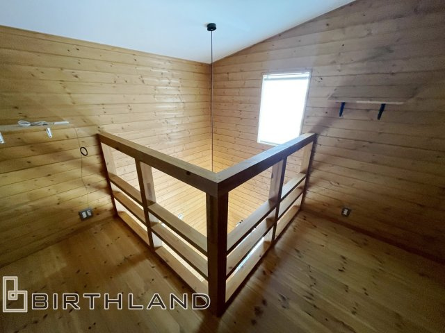 大槻町小山田　BESS施工の中古戸建て の洋室|「つながり」を感じることができる吹抜。