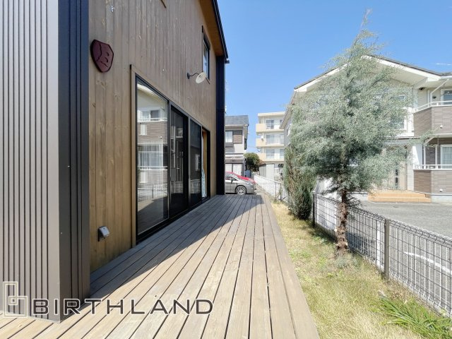 大槻町小山田　BESS施工の中古戸建て の外観|リビング側のウッドデッキはリビングの空間を広く見せ開放的です！