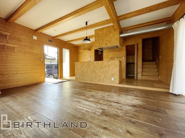 大槻町小山田　BESS施工の中古戸建て の居間・リビング|15帖のLDKはログハウスやアウトドアテイストがお好きな方にはたまらない、遊び心をくすぐる空間です！