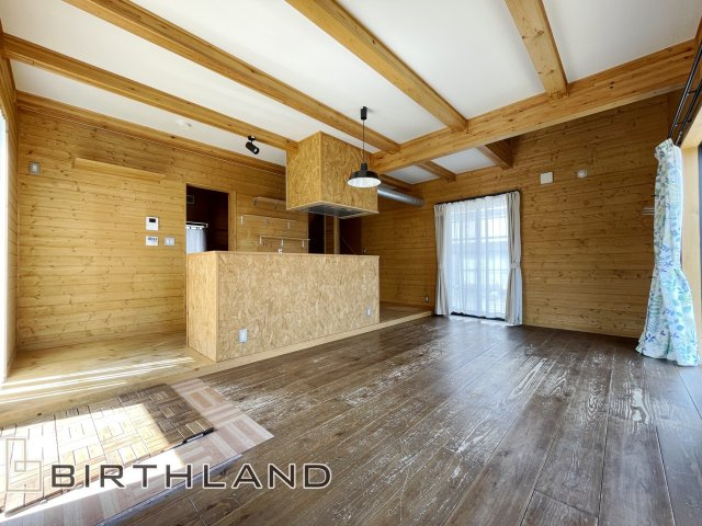 大槻町小山田　BESS施工の中古戸建て の居間・リビング|ヴィンテージ感のある木の深い味わいを楽しむことができ、開放感溢れるリビングです！