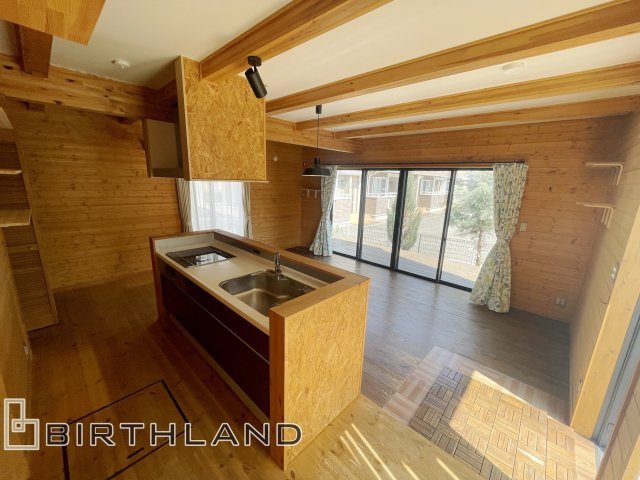 大槻町小山田　BESS施工の中古戸建て のキッチン|キッチンの腰壁やレンジフードまわりには、木片を圧着したOSB合板が採用されています！