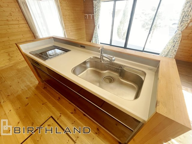 大槻町小山田　BESS施工の中古戸建て のキッチン|IHクッキングヒータで火災の心配を軽減。さらにフラットなのでお掃除がしやすいです！