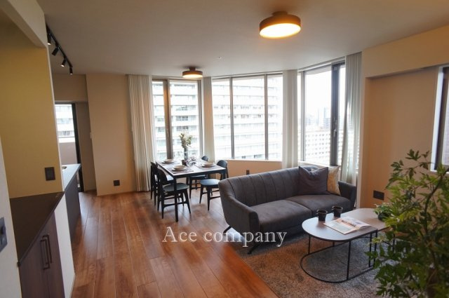 【居間・リビング】 | ザ・上本町タワー | 【LDK：ゆったり18.8帖♪】※設置家具はディスプレイ用になります。ご了承下さい。