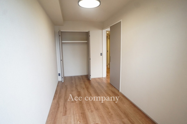 【子供部屋】 | ザ・上本町タワー | 【洋室5.5帖】クローゼット完備です♪