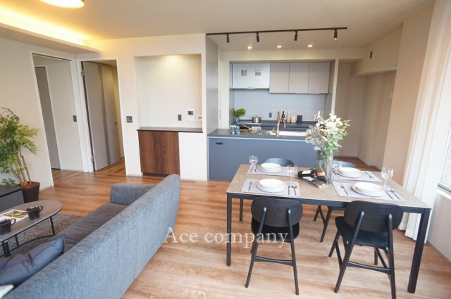 【居間・リビング】 | ザ・上本町タワー | 【LDK：ゆったり18.8帖♪】クロス貼替え、床フローリング・フロアタイル張替え、水廻り設備一新！建具新調、室内クリーニング済みです☆