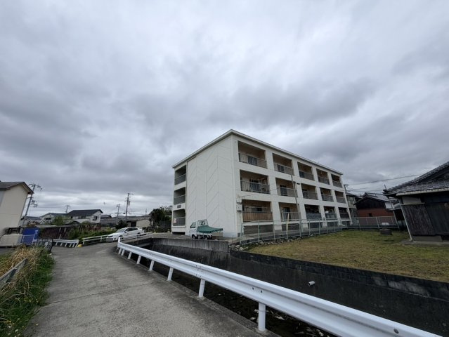 鳴戸マンションの外観