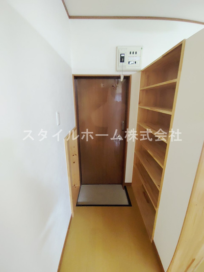 【玄関】 | コーポ鈴森A棟 | 明るい玄関です