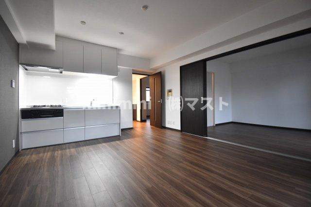 レジディア西天満の居間・リビング|フローリングの色は部屋により異なります