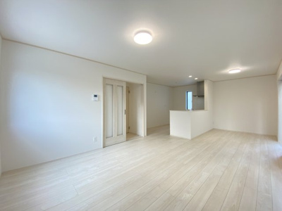 【居間・リビング】 | 糸満市兼城（全2棟）B号棟 | ※同仕様写真です