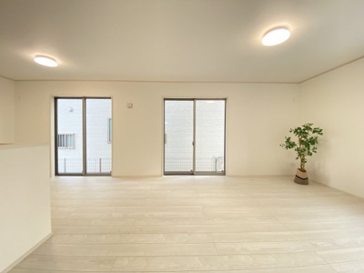 【居間・リビング】 | 糸満市兼城（全2棟）B号棟 | ※同仕様写真です