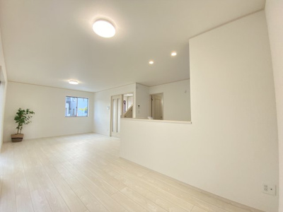 【居間・リビング】 | 糸満市兼城（全2棟）B号棟 | ※同仕様写真です