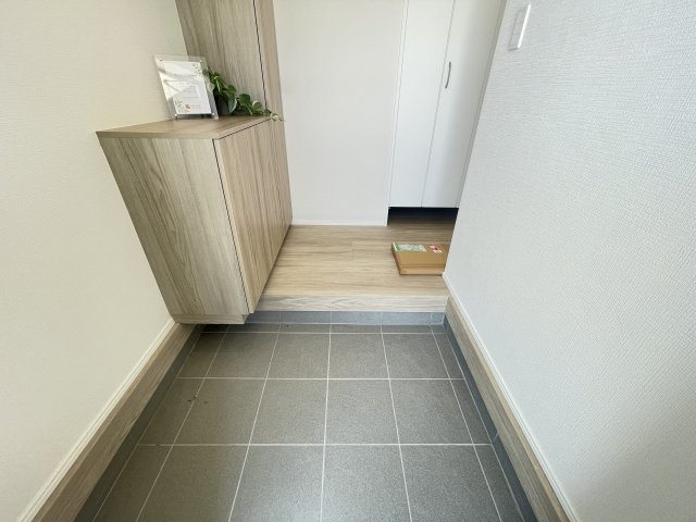 糸満市兼城（全2棟）B号棟の玄関|B号棟　十分な収納付き玄関♪
