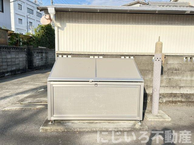 アヴニールシャンス富岡の駐車場