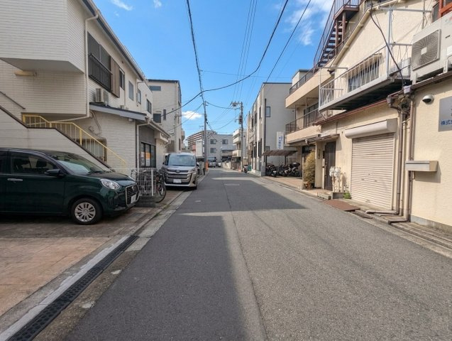 板橋区大原町の前面道路含む現地写真|前面道路約6.0ｍ道路に面しており、お車の駐車も安心です
